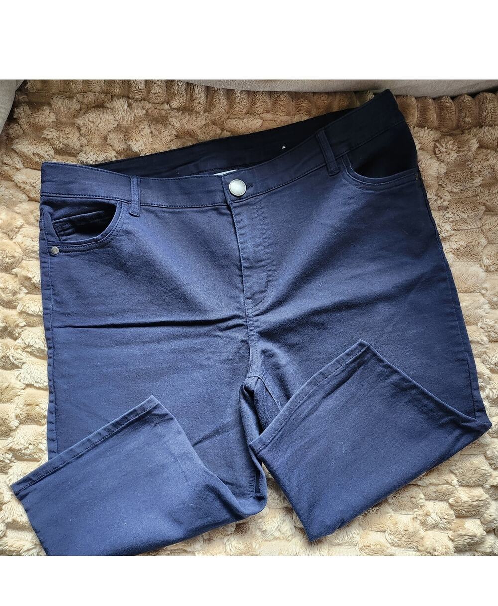 CJ Banks Navy Blue capris, size 16W